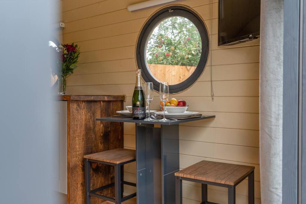 Вилла Apple - Luxury Cabin In The Cotswolds Alderton  Экстерьер фото