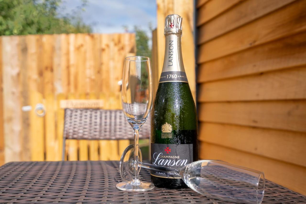 Вилла Apple - Luxury Cabin In The Cotswolds Alderton  Экстерьер фото